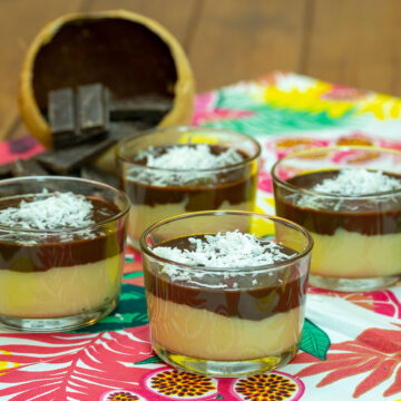Sobremesa de coco com chocolate servida em taças com coco ralado de decoração.