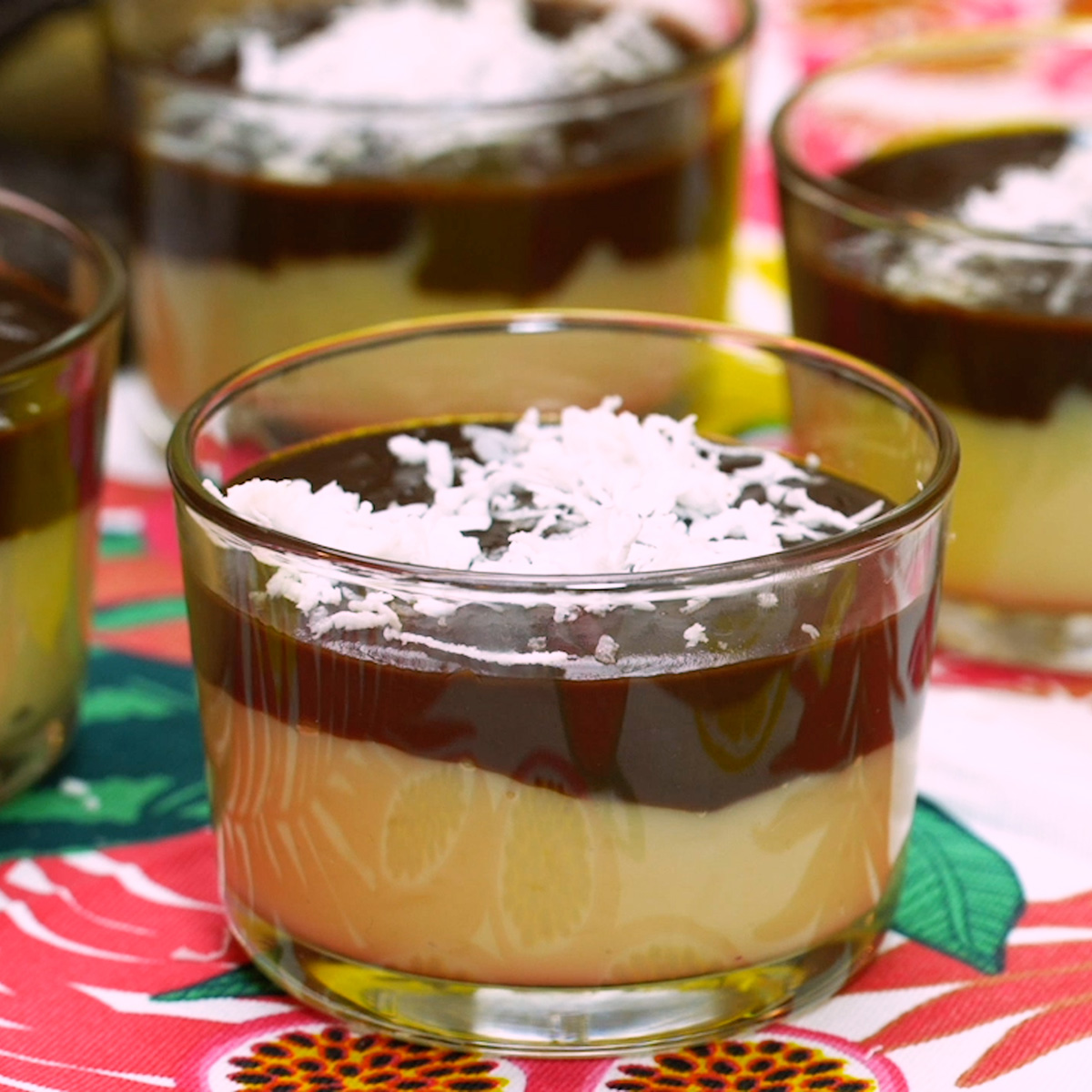 Sobremesa gelada de coco com chocolate finalizada com coco fresco ralado.