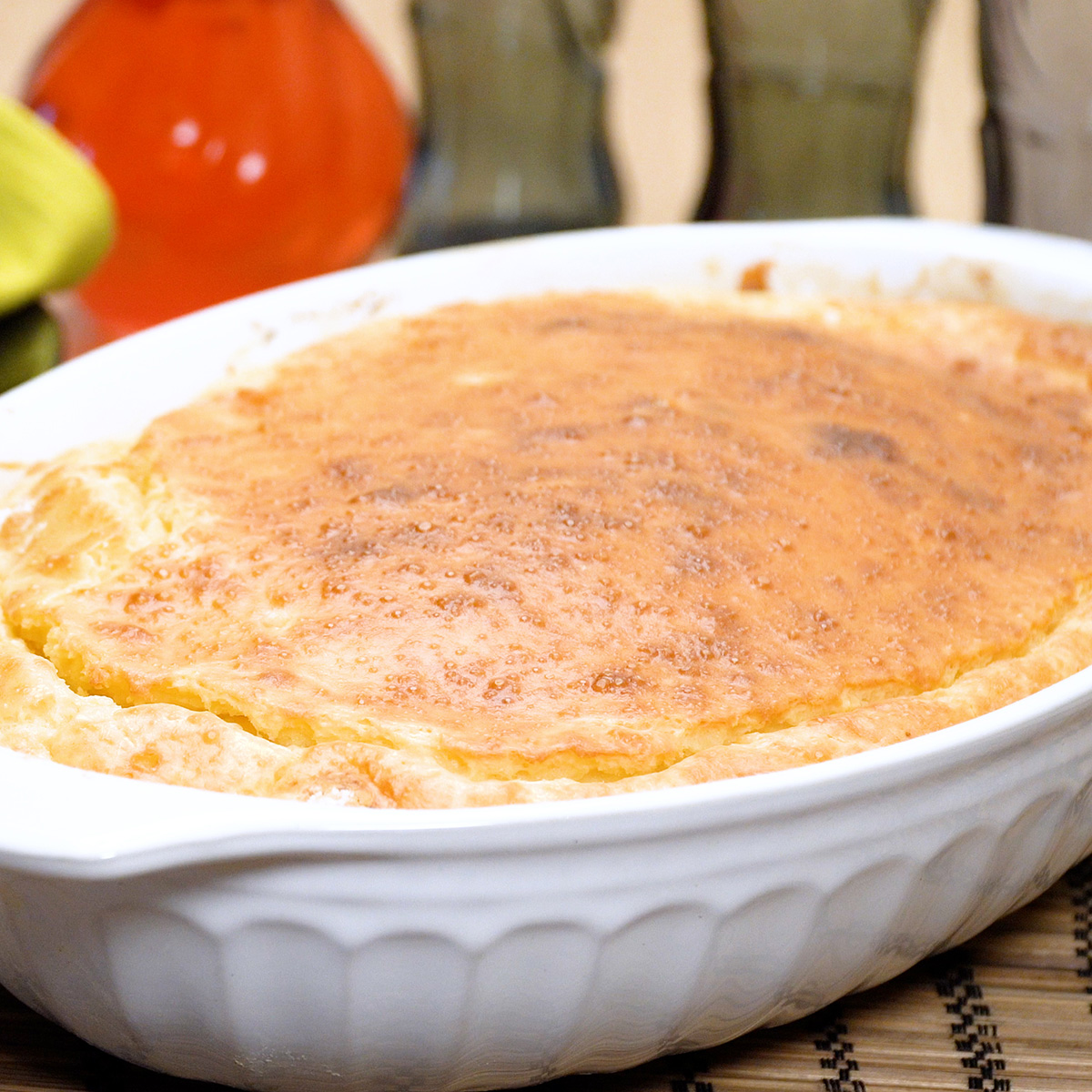 Torta cremosa de frango com batata recém-assada.