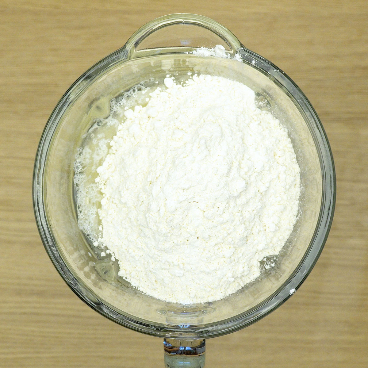 Massa sendo batida no liquidificador com batata e ingredientes até ficar uniforme.