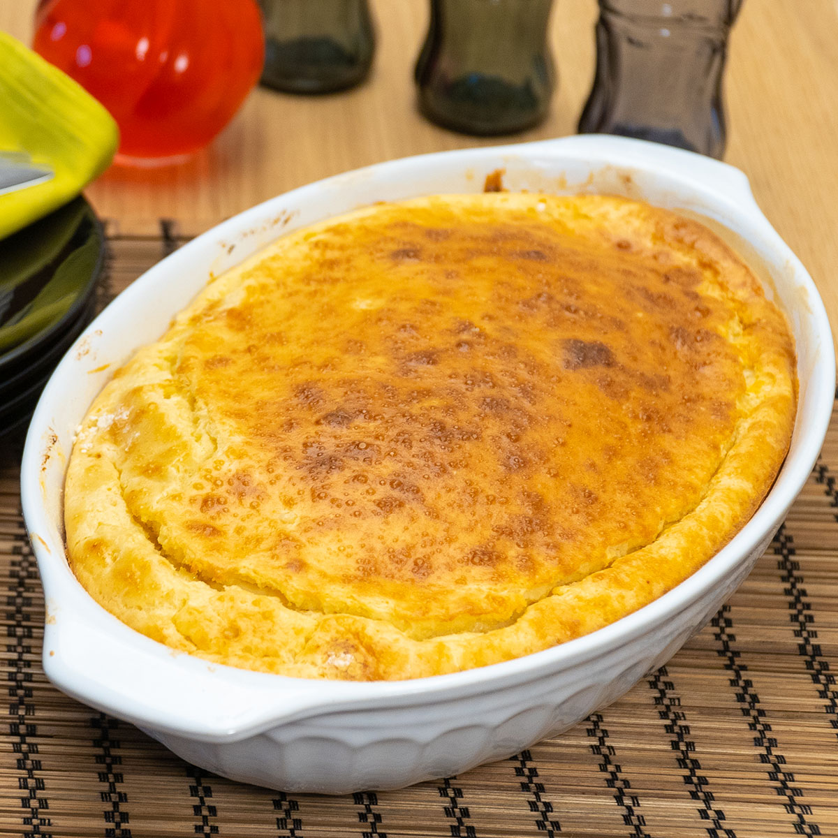 Torta cremosa de frango com batata pronta para ser servida.