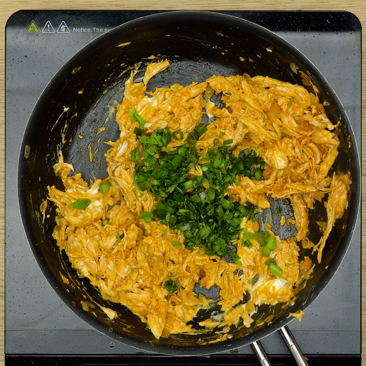 Recheio de frango cremoso com ervas sendo finalizado na panela.