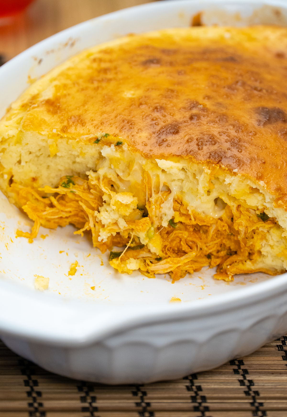 Torta cremosa de frango com batata sendo servida em fatias.