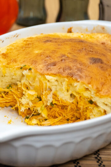 Torta cremosa de frango com batata sendo servida em fatias.
