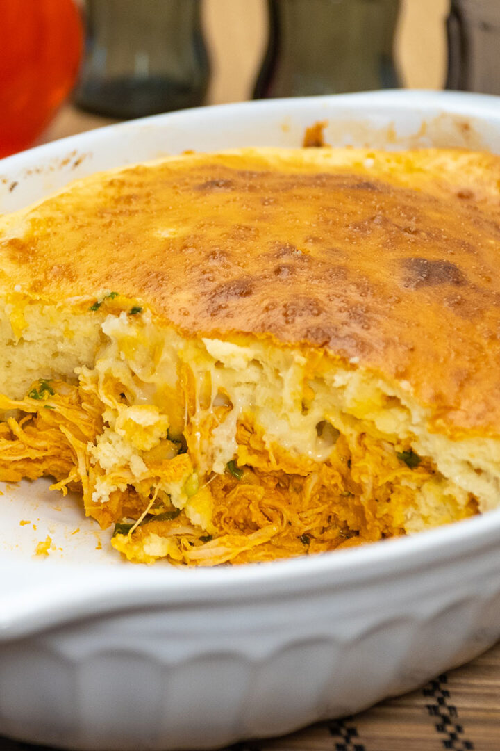 Torta cremosa de frango com batata sendo servida em fatias.