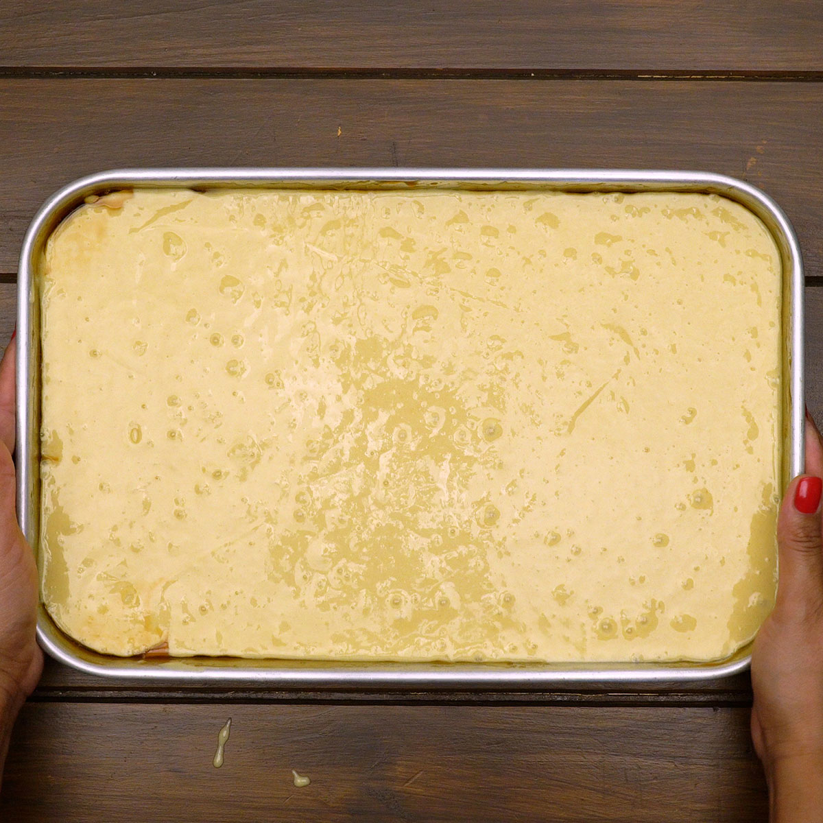 Torta de banana caramelizada assando até dourar.