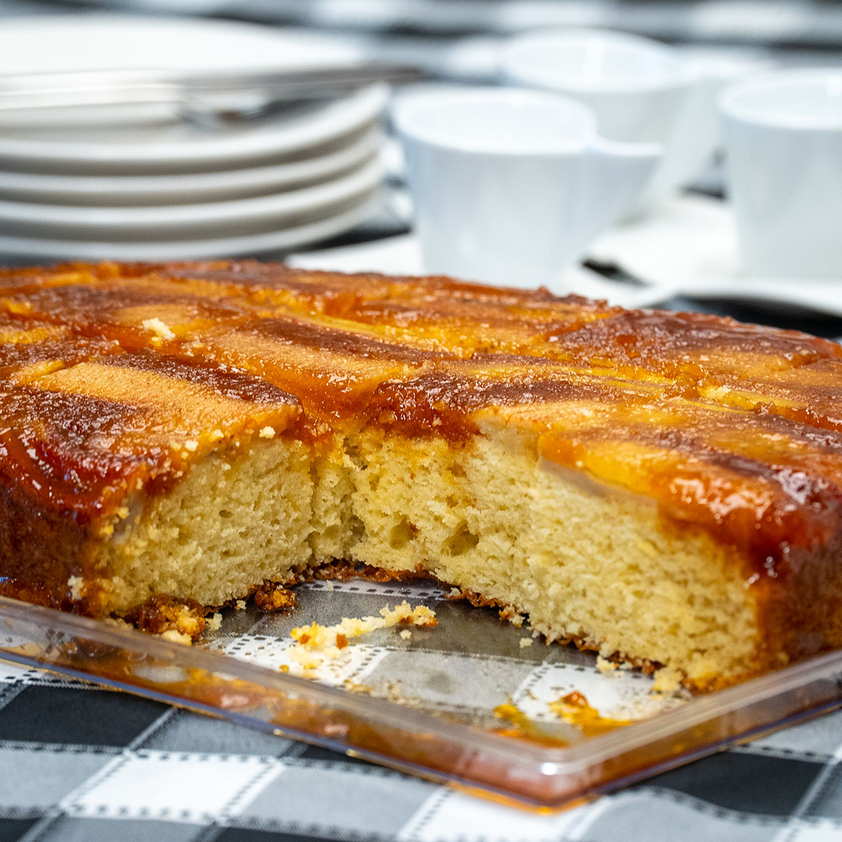 Torta de banana caseira com caramelo desenformada cortada.