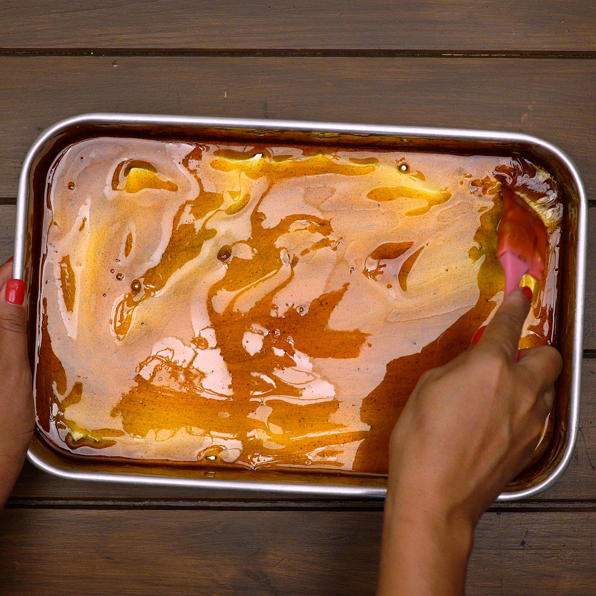 Forma coberta com caramelo para torta de banana caramelizada.