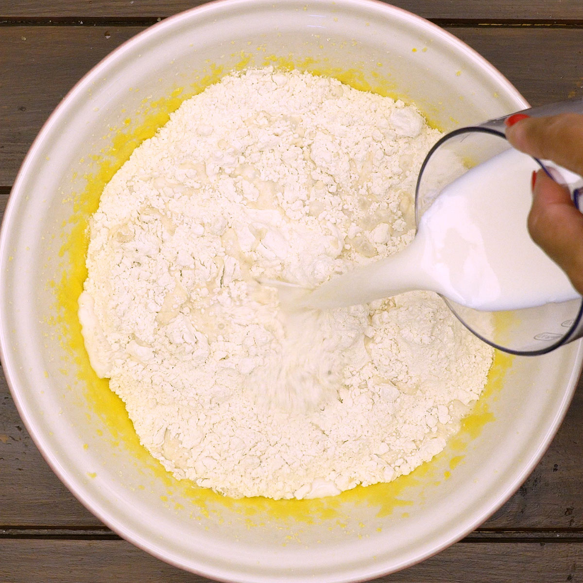 Massa cremosa da torta de banana sendo misturada.