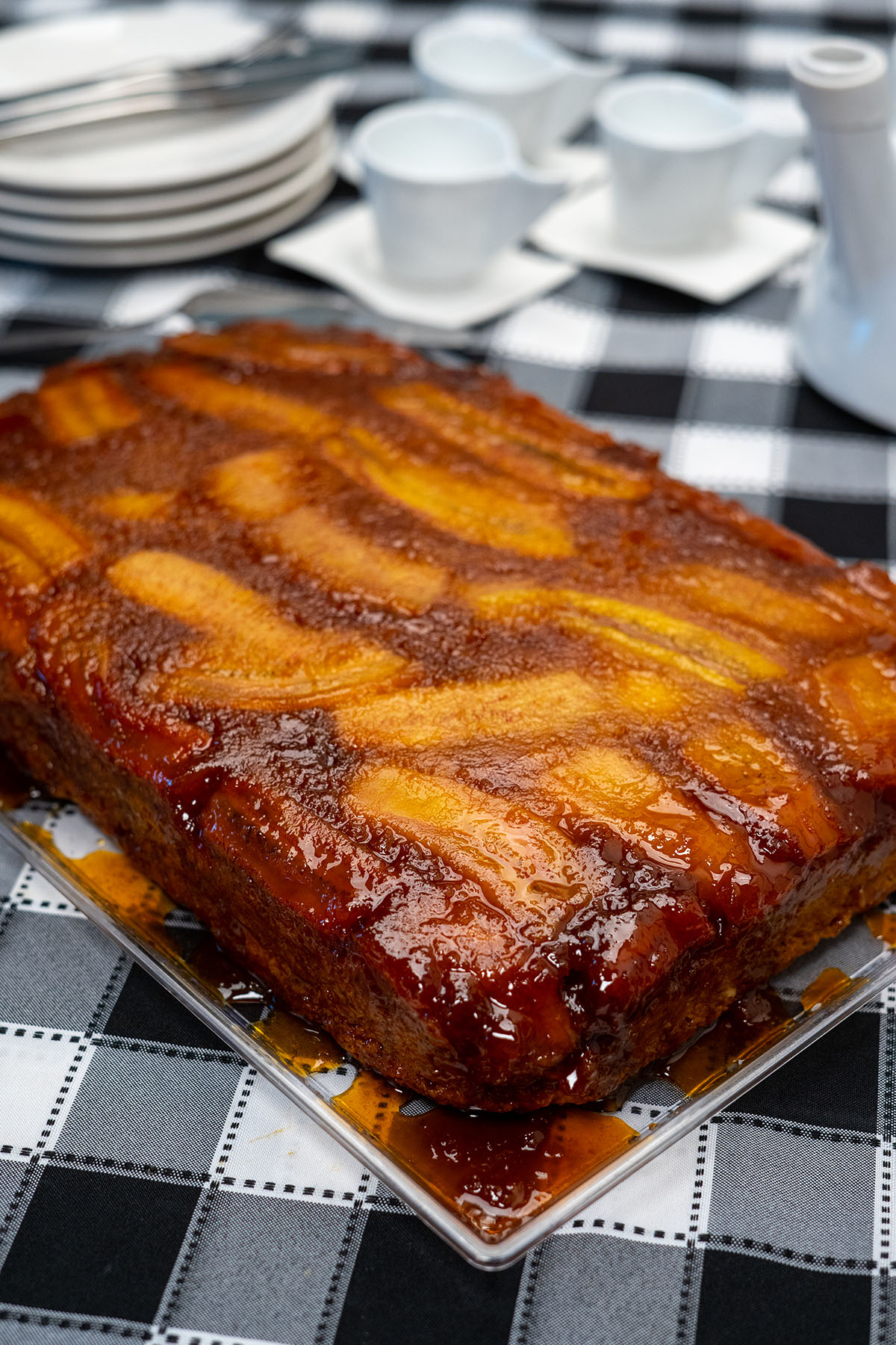 Torta de banana caseira com caramelo desenformada e pronta para servir.