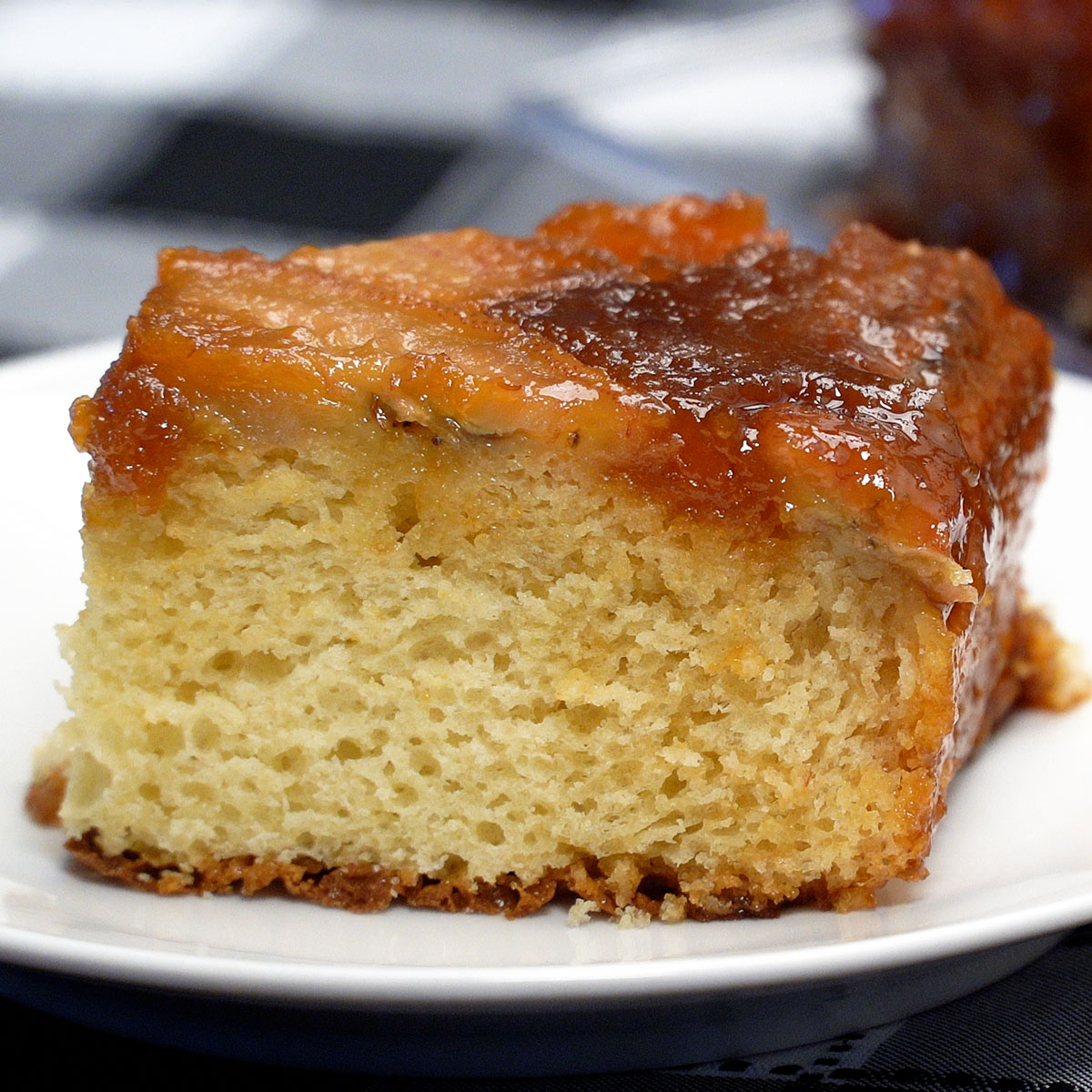Torta de banana caseira com caramelo pronta para servir.