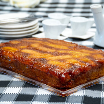 Torta de banana caseira com caramelo desenformada e pronta para servir.