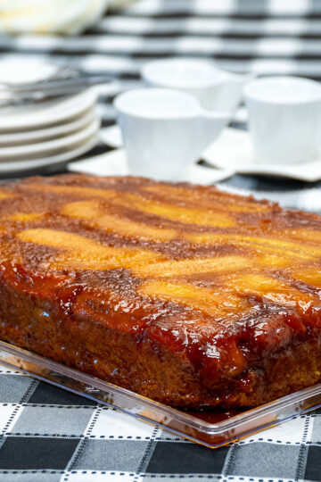 Torta de banana caseira com caramelo desenformada e pronta para servir.