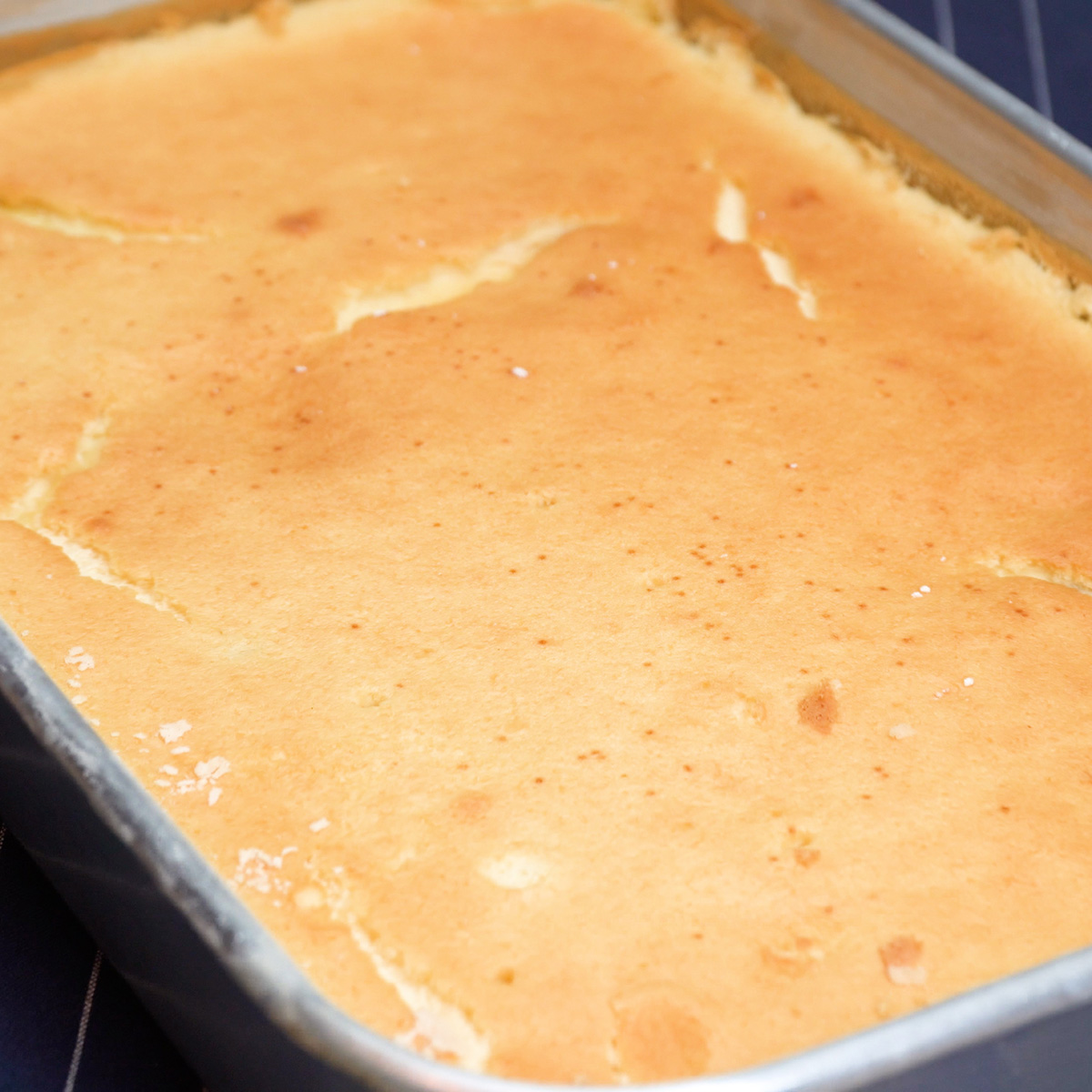Torta de ricota com goiabada tirada do forno.