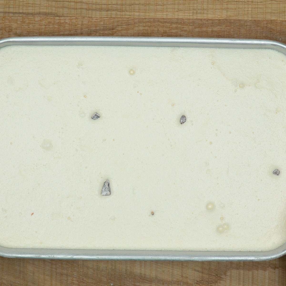 Torta de ricota com goiabada dourando levemente no forno.