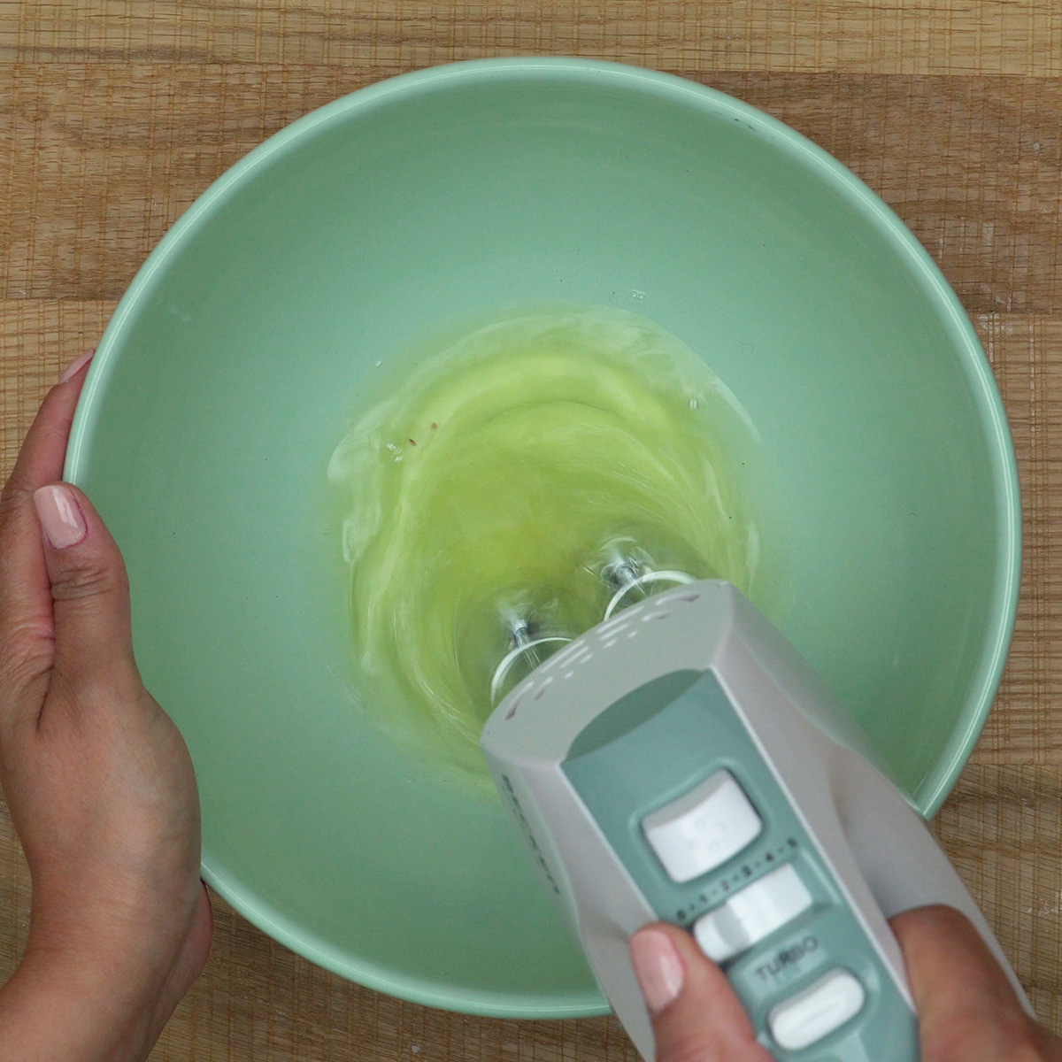 Claras em neve batidas para deixar a torta mais aerada.