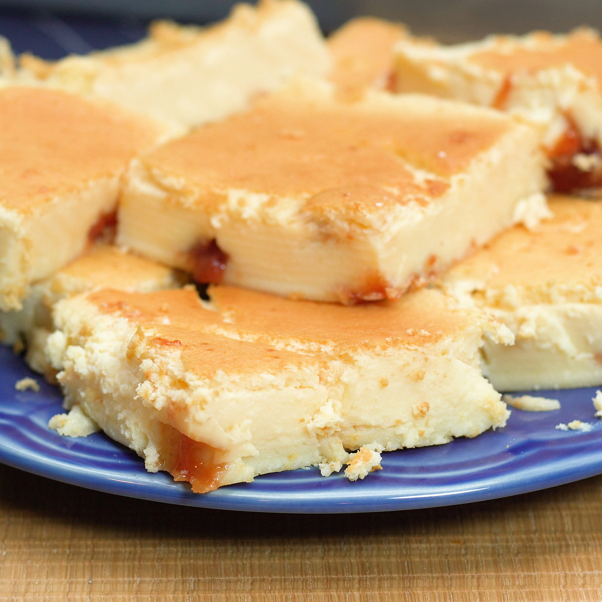 Fatia de torta de ricota com goiabada servida ainda morna.