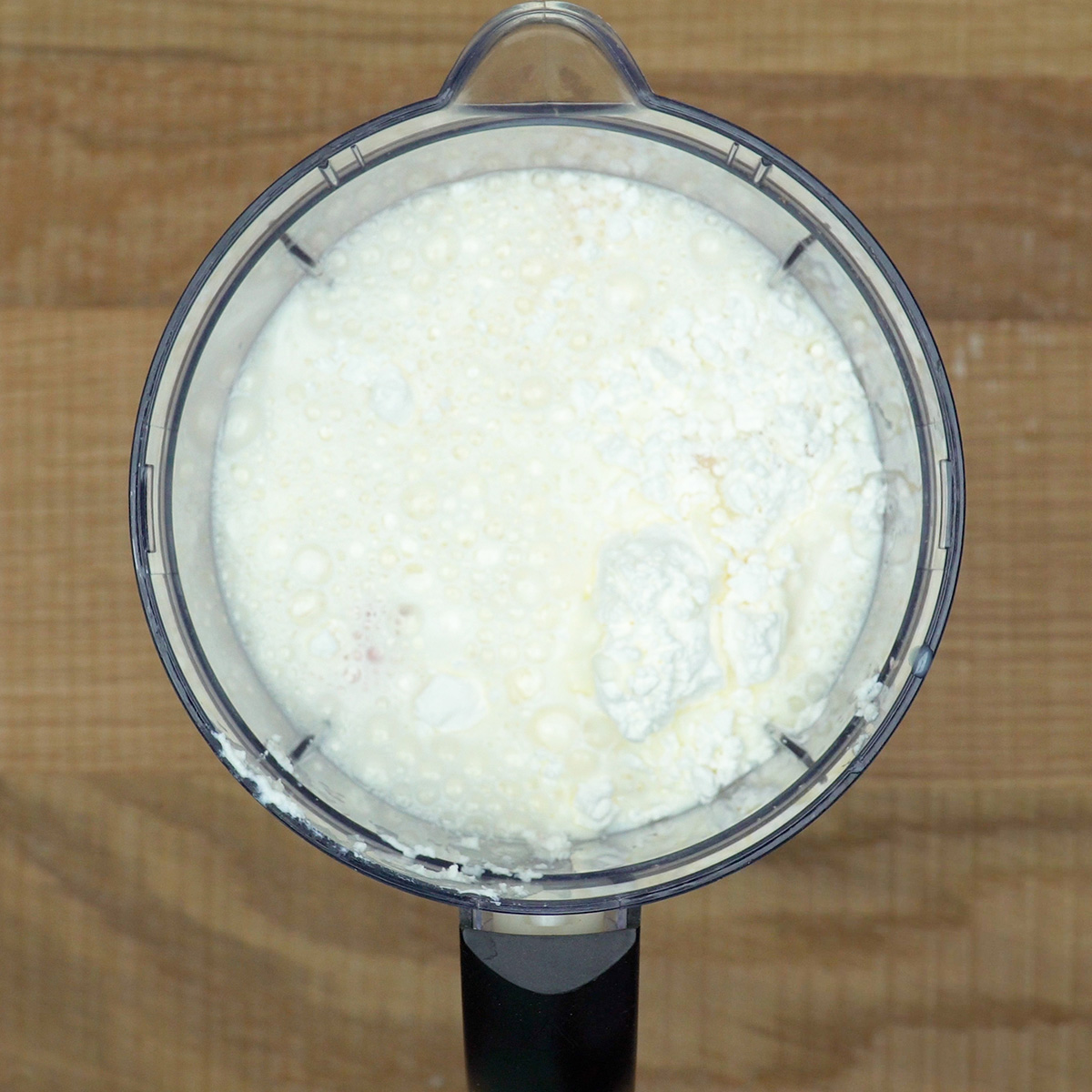Massa cremosa de torta de ricota sendo batida no liquidificador.