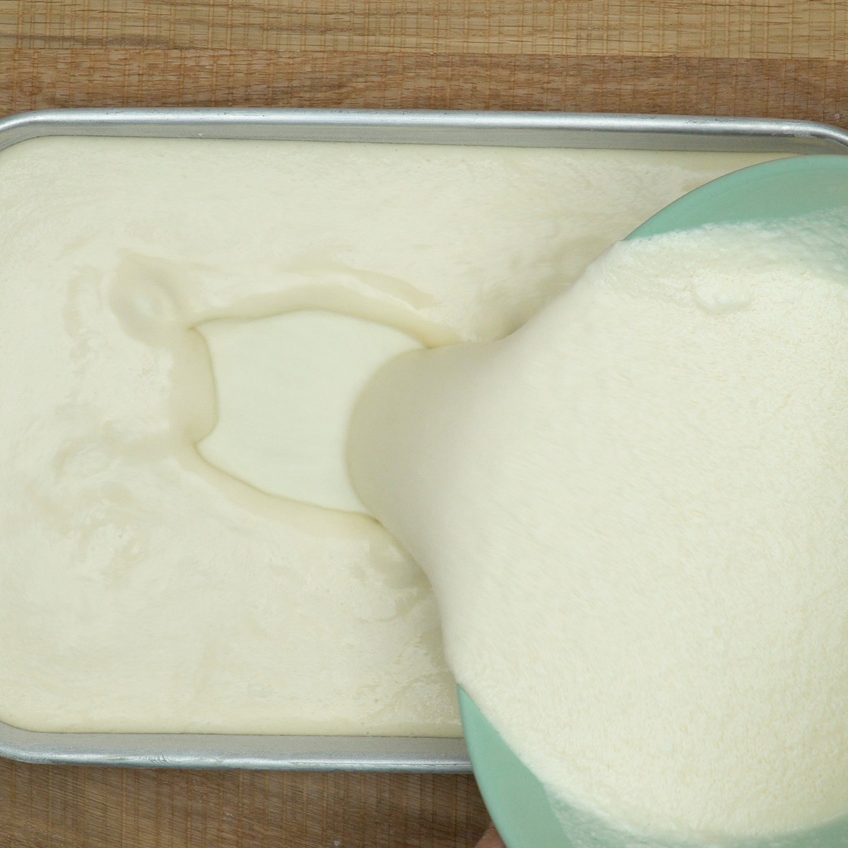 Massa de torta de ricota colocada em forma untada para assar.