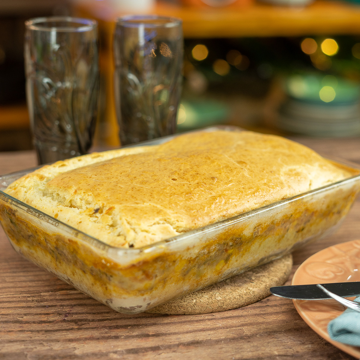 Torta de sardinha assada pronta para ser servida.