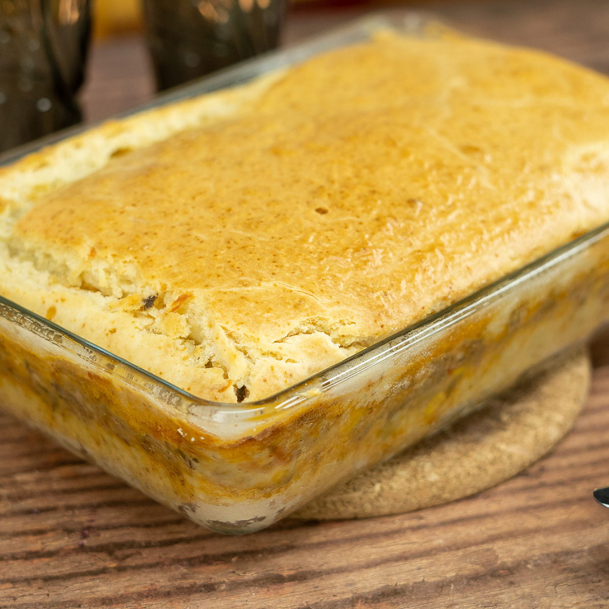 Torta de sardinha assada pronta para ser servida.