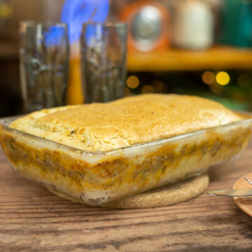 Torta de sardinha assada pronta para ser servida.