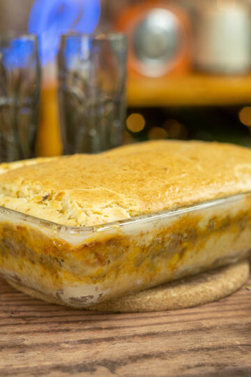 Torta de sardinha assada pronta para ser servida.