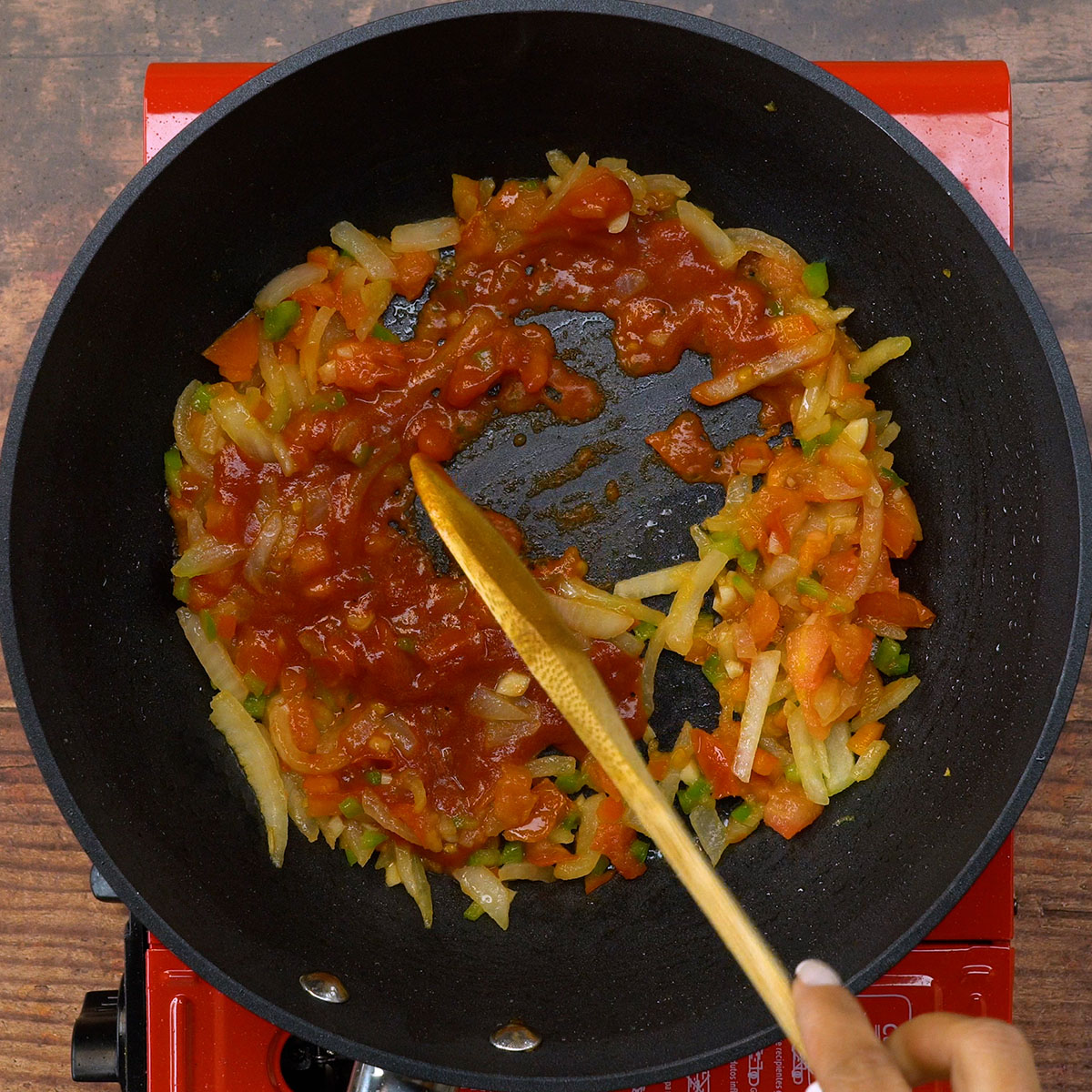 Molho de tomate e pimentão sendo preparado para recheio de torta de sardinha.