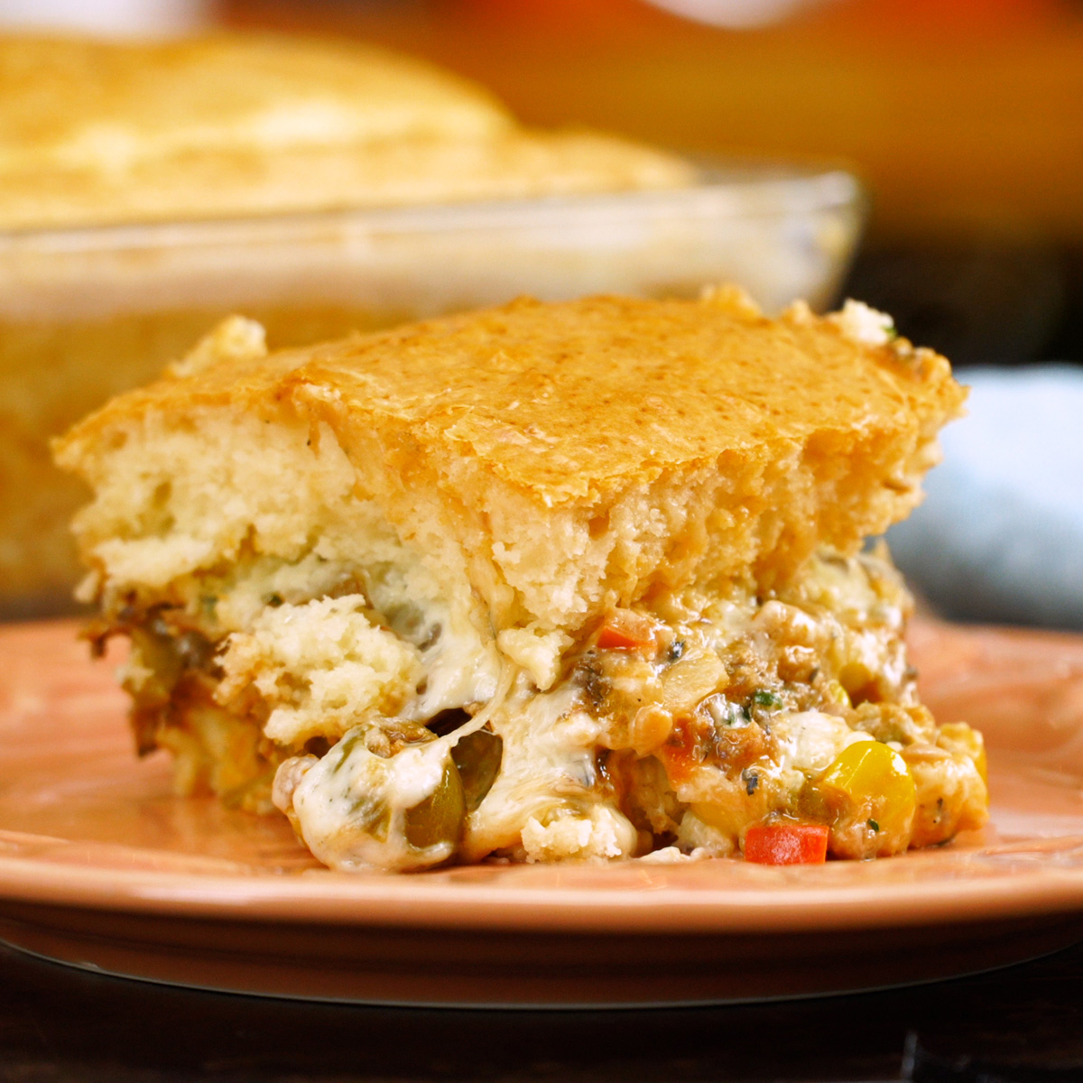 Torta de sardinha de liquidificador assada e servida em fatias.