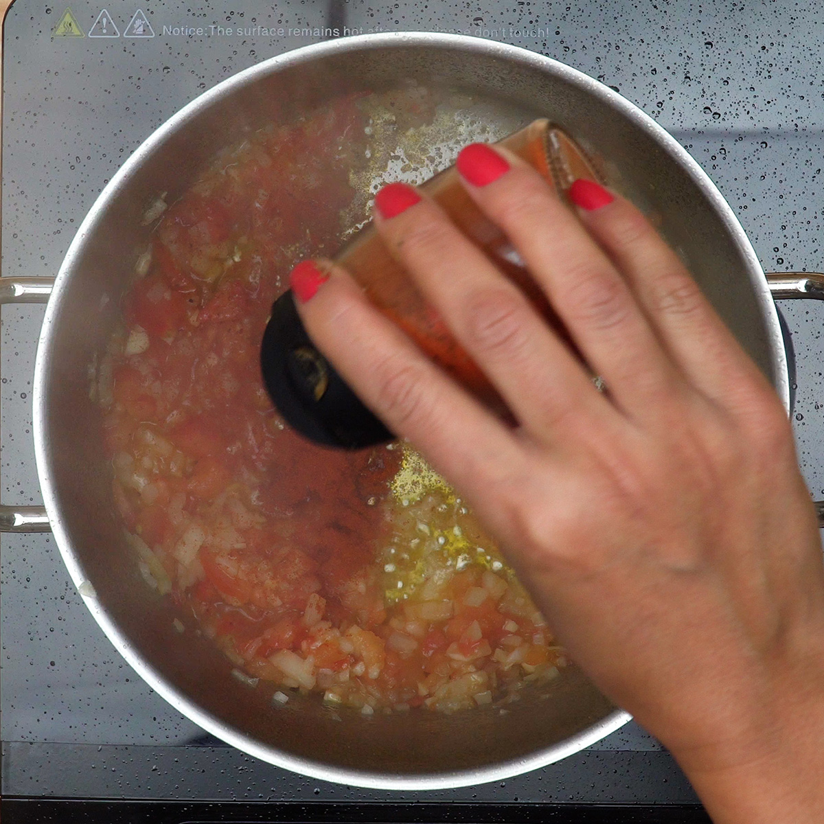 Recheio de frango temperado sendo refogado para tortinhas de liquidificador.