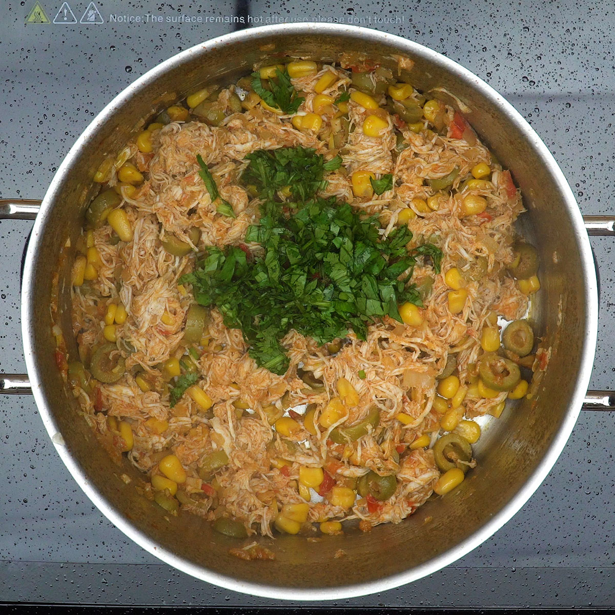 Recheio de frango com milho e azeitonas pronto para rechear tortinhas.