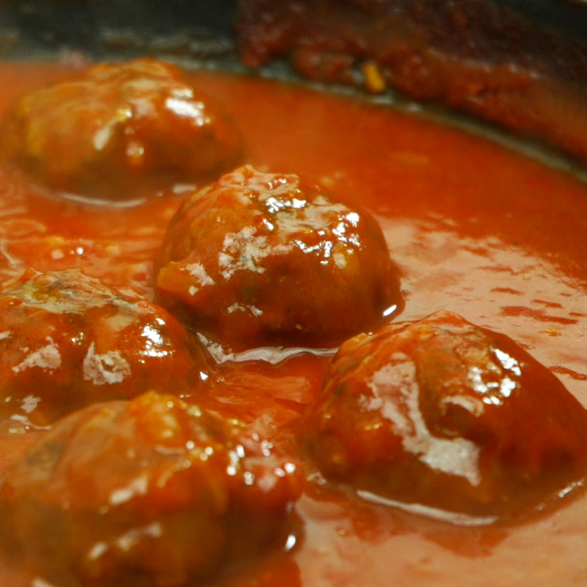 Almôdegas com sopa de cebola cozinhando antes de ser servido.