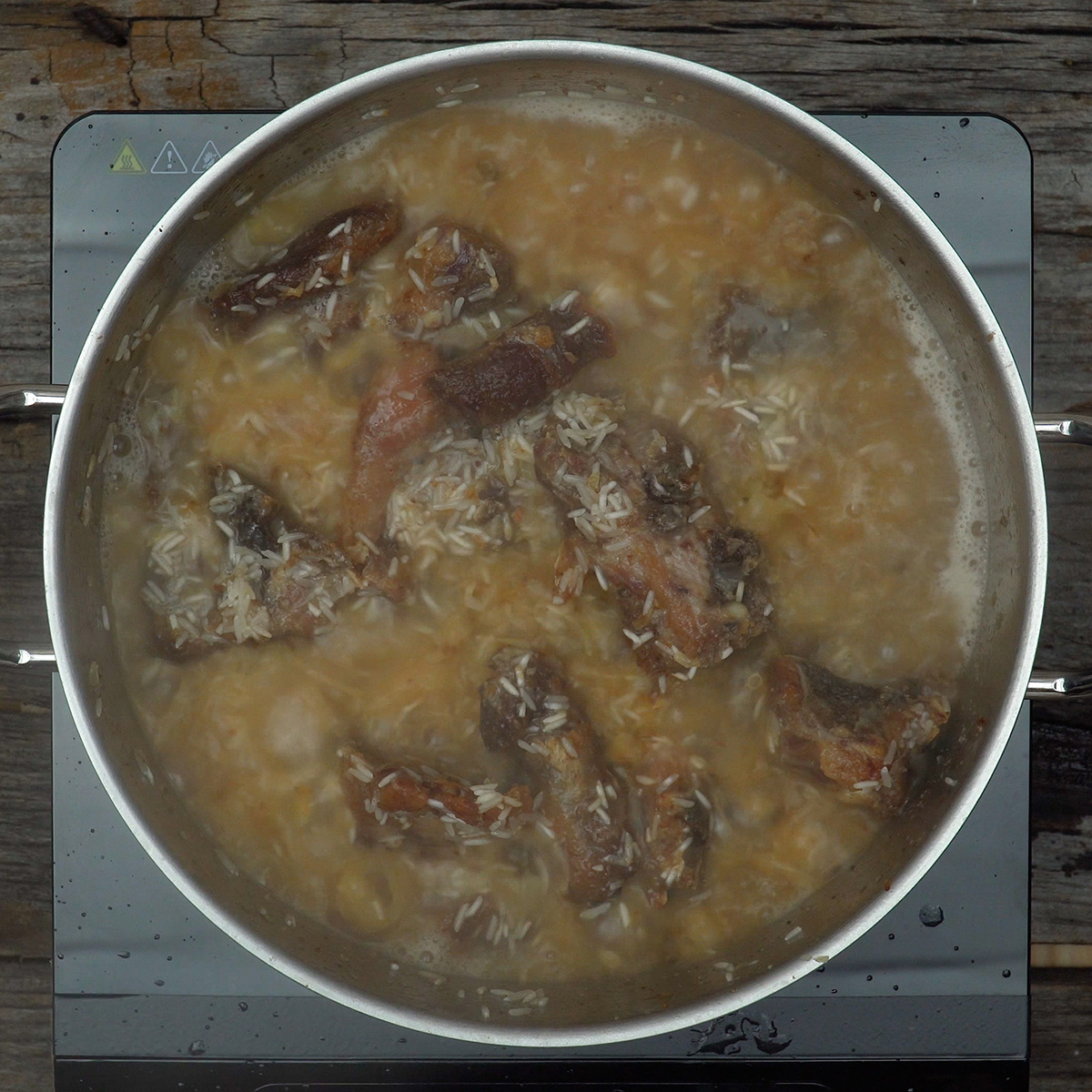  Arroz com suã de porco cozinhando lentamente na panela