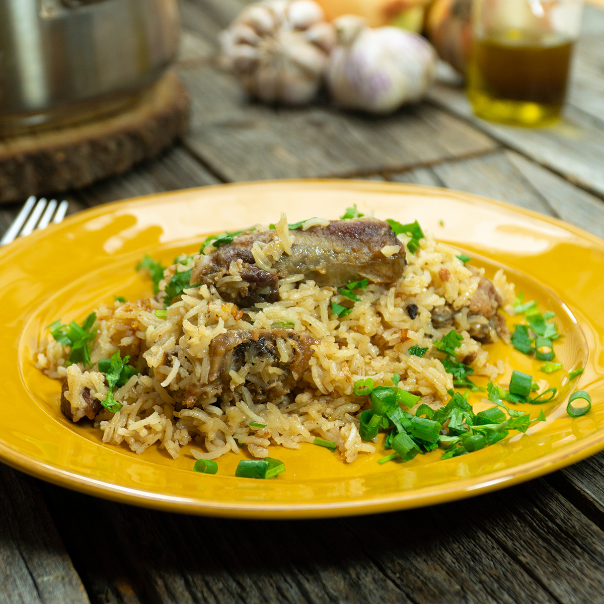 Empratamento arroz com suã de porco finalizado com ervas frescas.