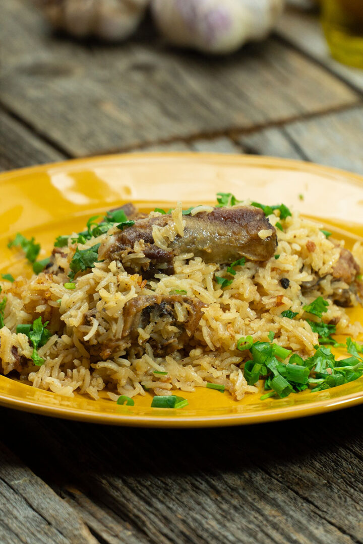 Empratamento arroz com suã de porco finalizado com ervas frescas.
