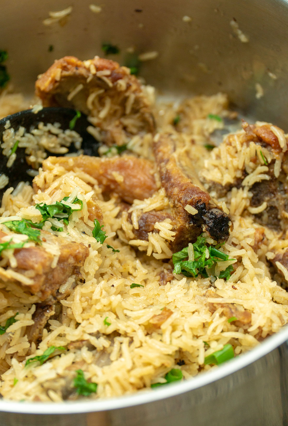 Arroz com suã de porco finalizado com ervas frescas pronto para ser servido.