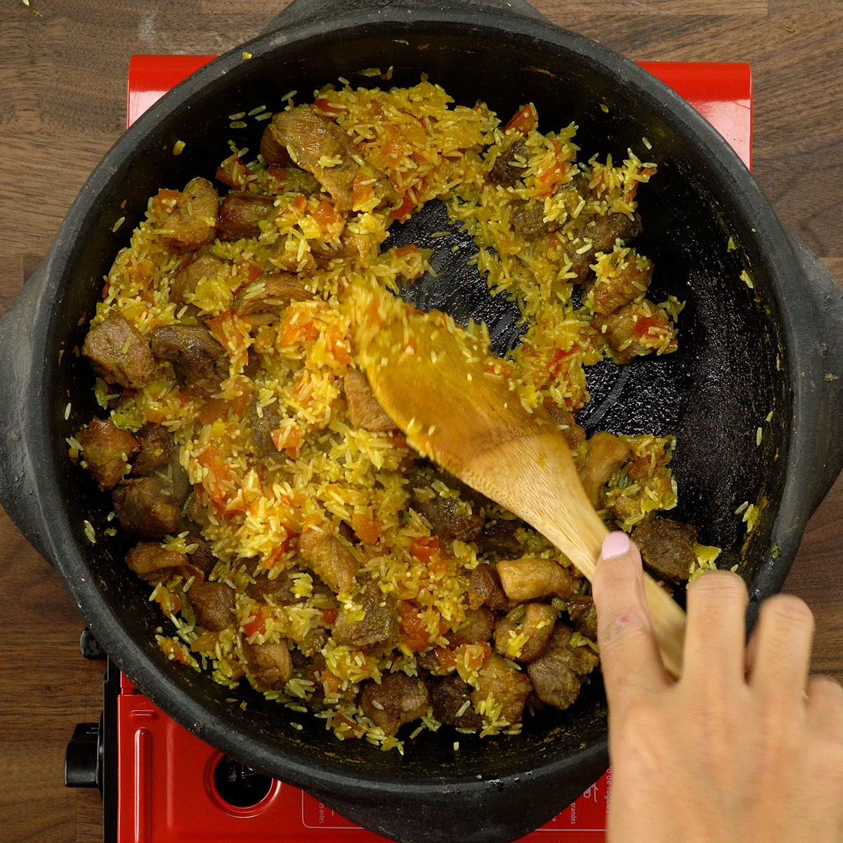 Arroz misturado ao refogado com carne de porco.