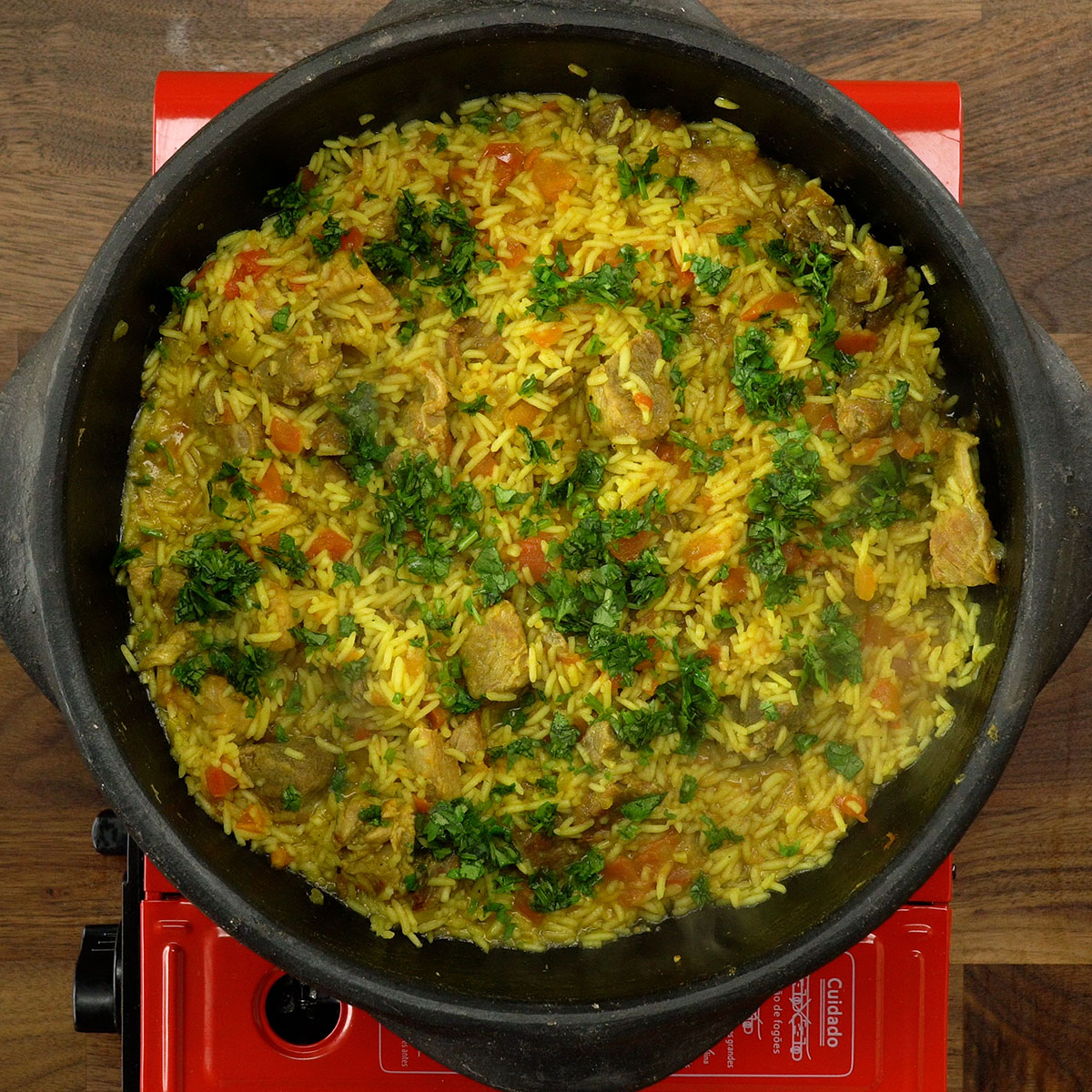 Arroz de porco pronto com salsa fresca picada.