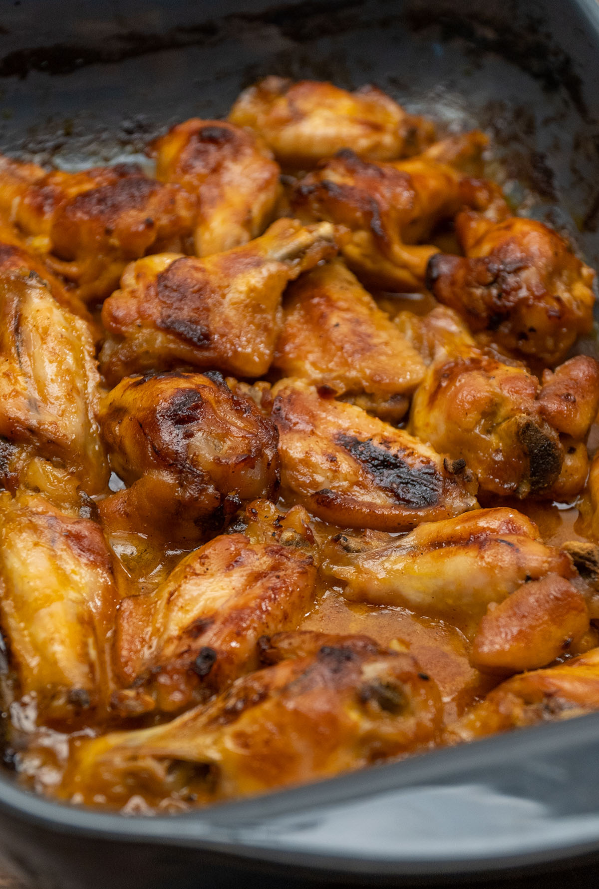 Asinhas de frango com suco de laranja assados prontos para serem servidos.