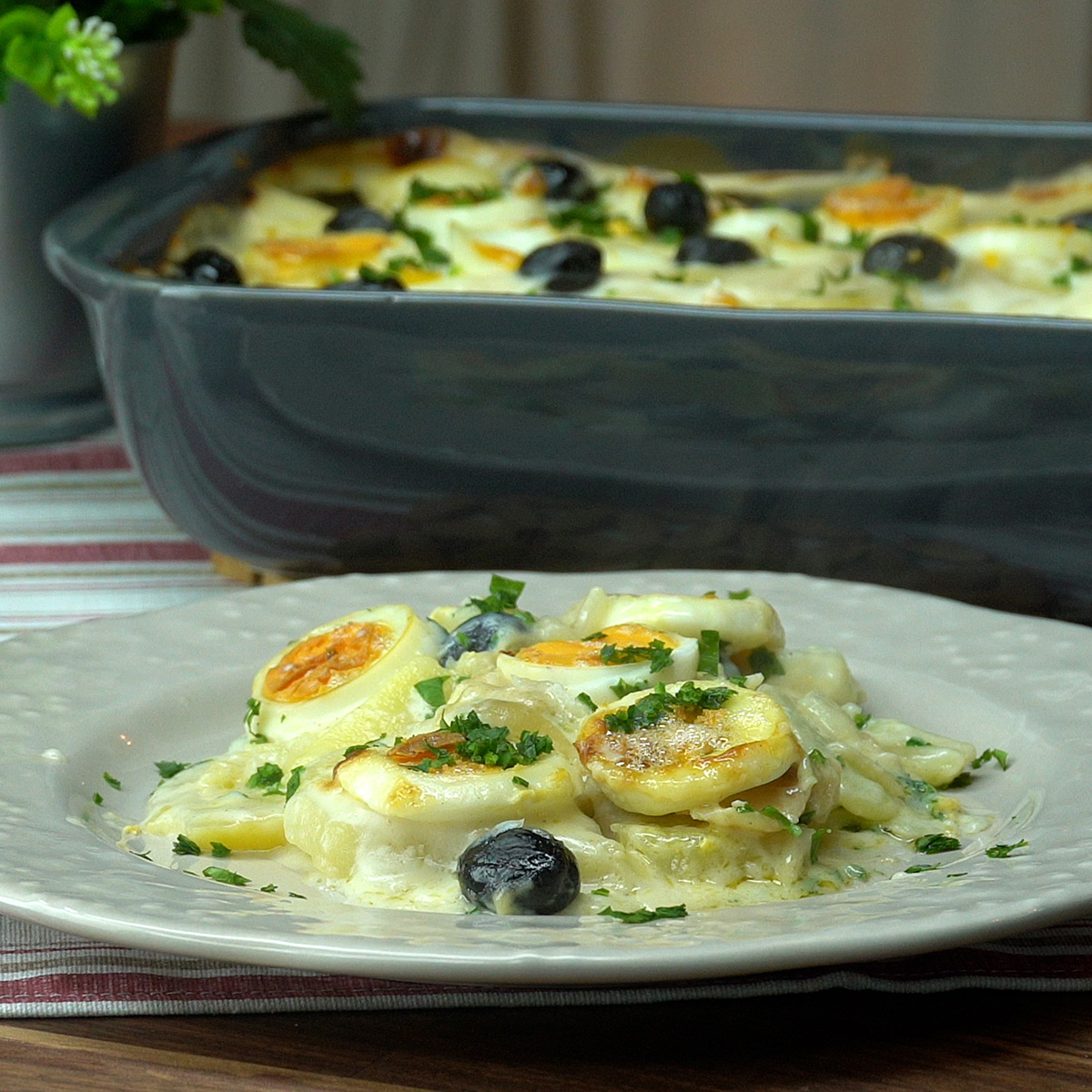 Bacalhau com molho branco assado e finalizado com salsa fresca.