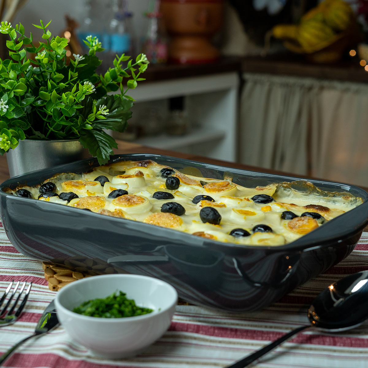 Bacalhau ao molho branco pronto para servido.
