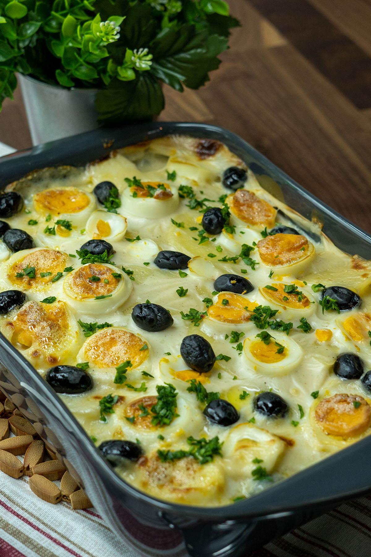 Bacalhau ao molho branco pronto para servido.