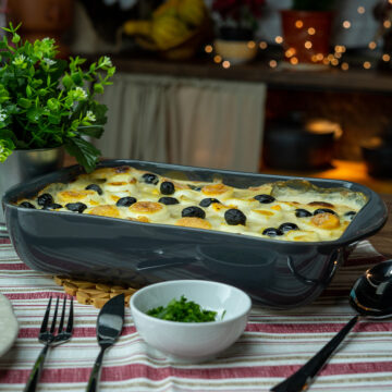 Bacalhau ao molho branco pronto para servido.