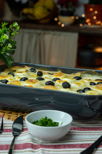 Bacalhau ao molho branco pronto para servido.