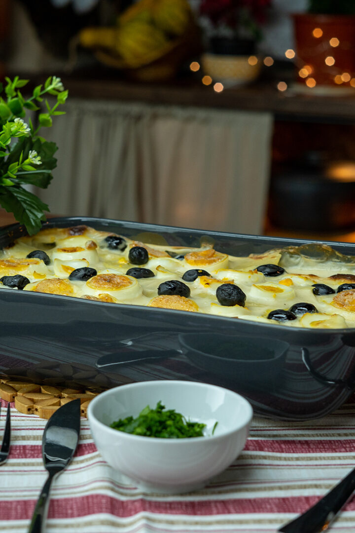 Bacalhau ao molho branco pronto para servido.