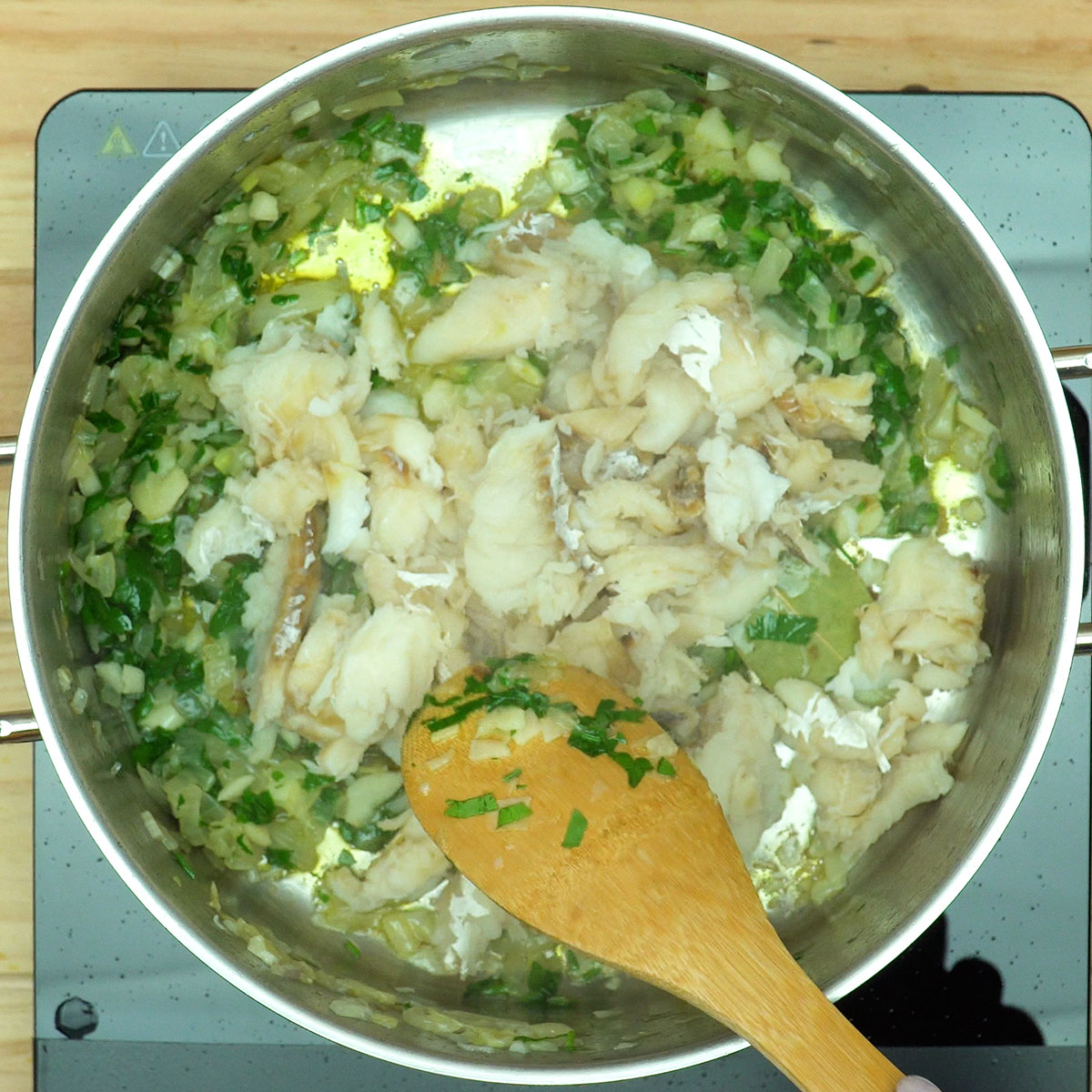 Bacalhau desfiado misturado ao refogado aromático para bacalhau com natas.