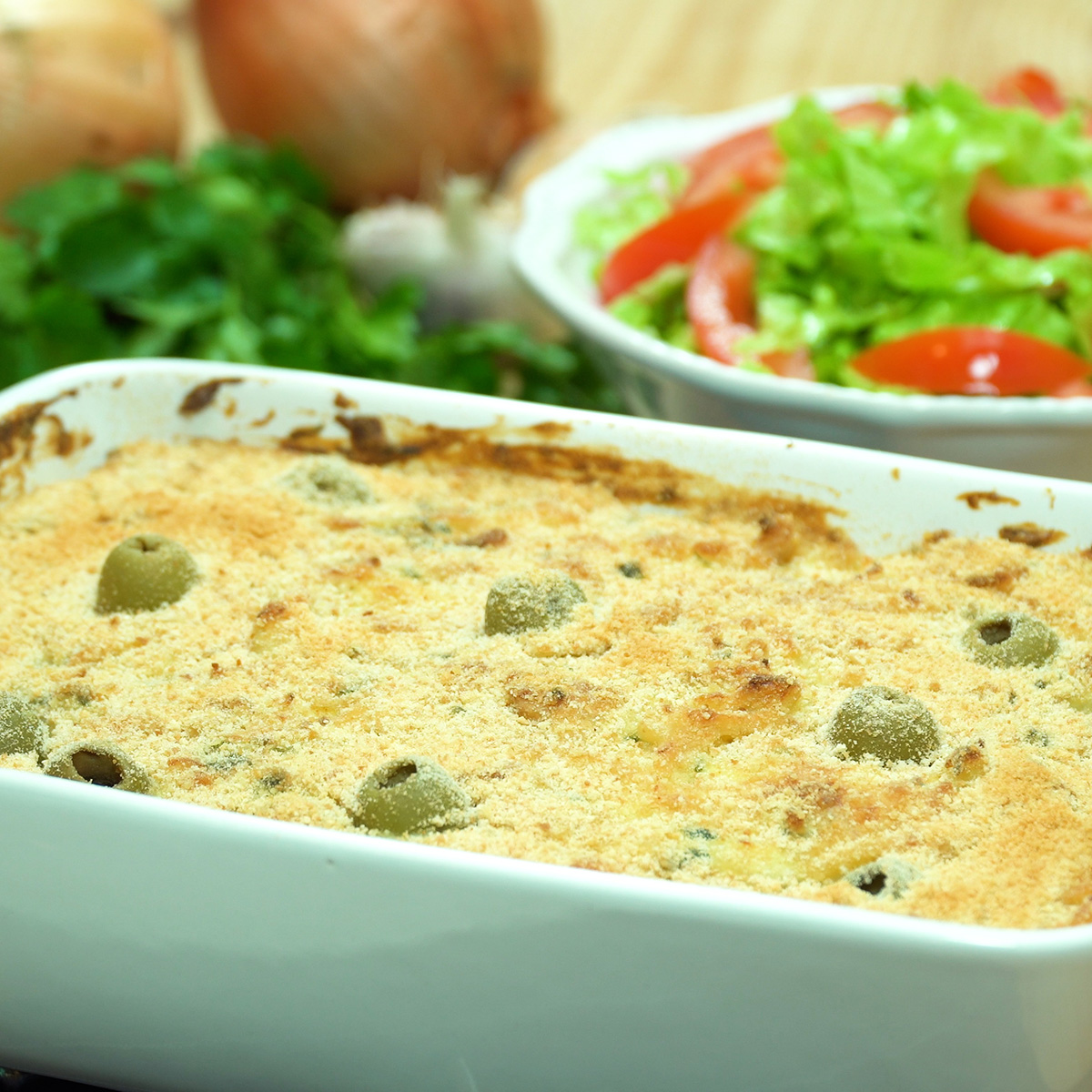 Bacalhau com natas gratinado e dourado pronto para servir.