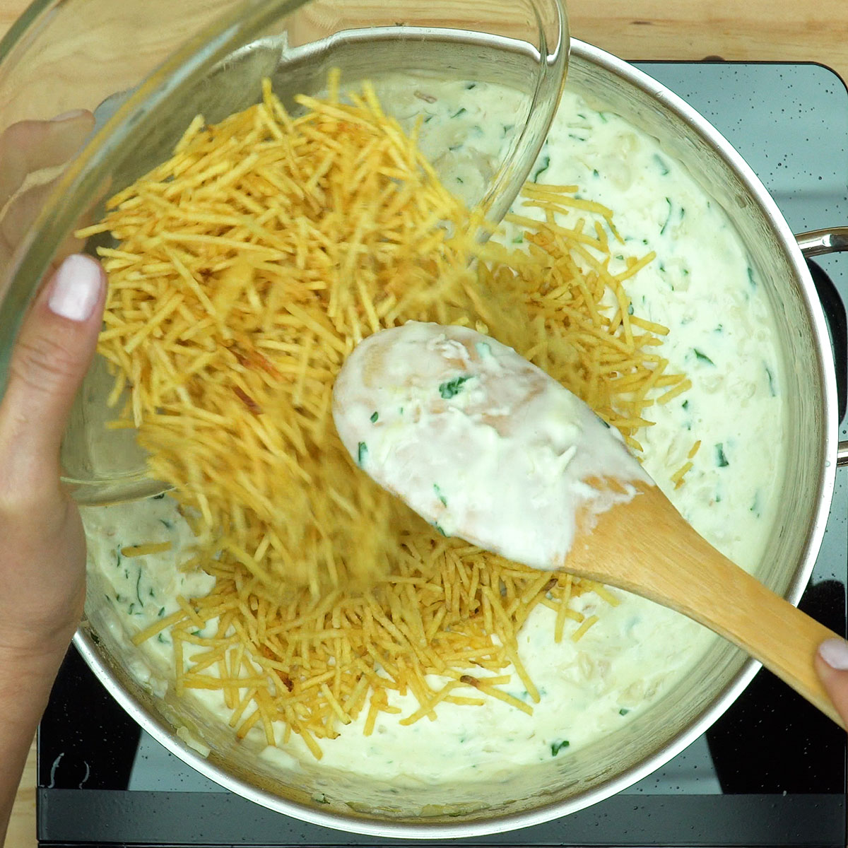 Batata palha incorporada ao recheio cremoso de bacalhau com natas.