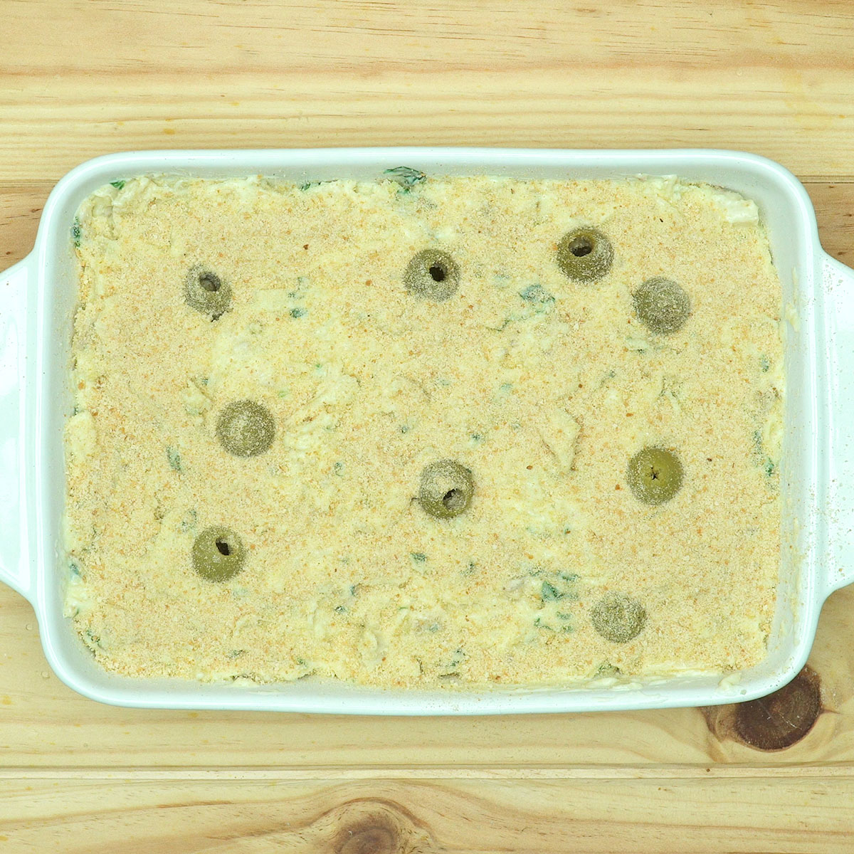 Travessa de bacalhau com natas preparada para ir ao forno.