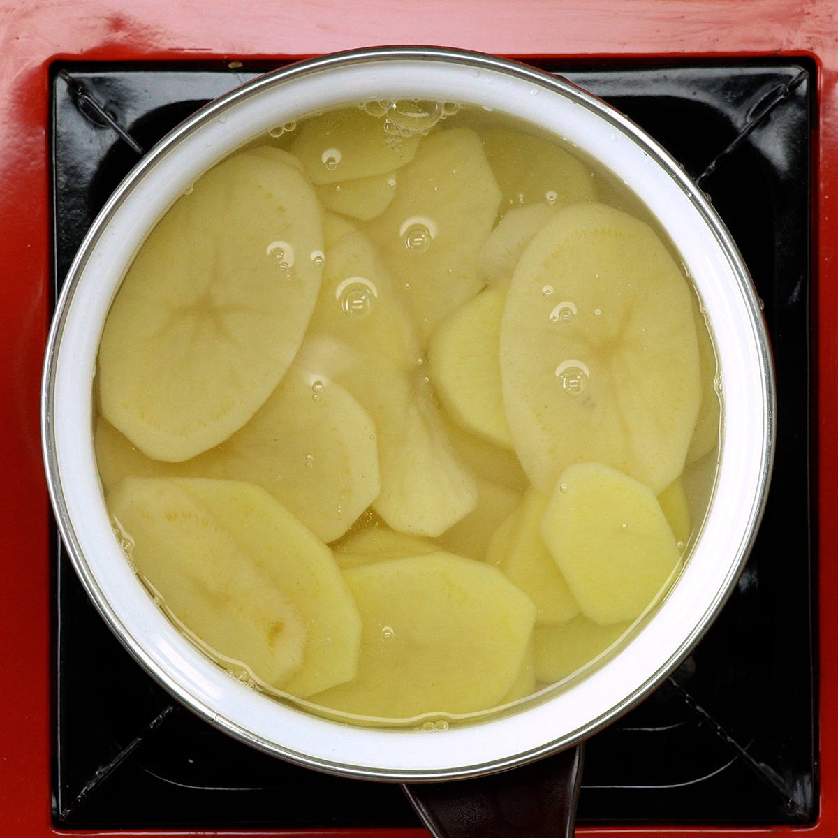 Batatas cozidas em rodelas prontas para montagem da receita no forno.